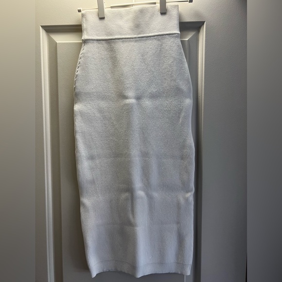 Aritzia Babaton MIDI skirt size small. White - Picture 3 of 4